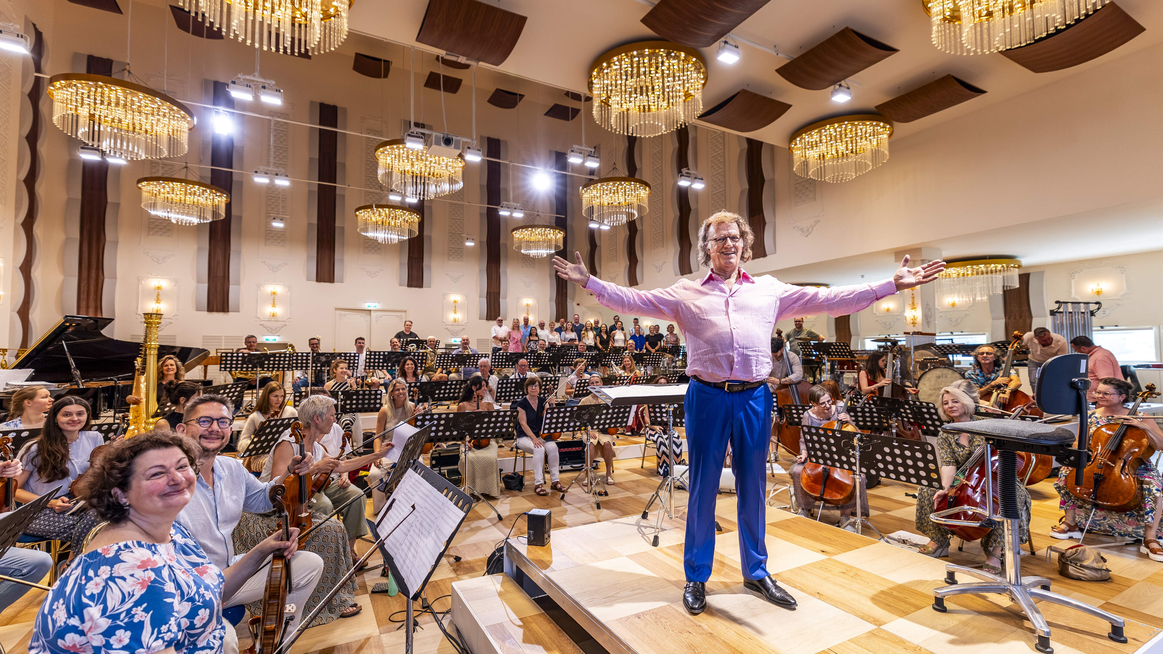 André Rieu bouwt eigen balzaal om te oefenen: ’De laatste keer dat ik hem zo gelukkig zag, was bij de geboorte van zijn kleinkinderen’
